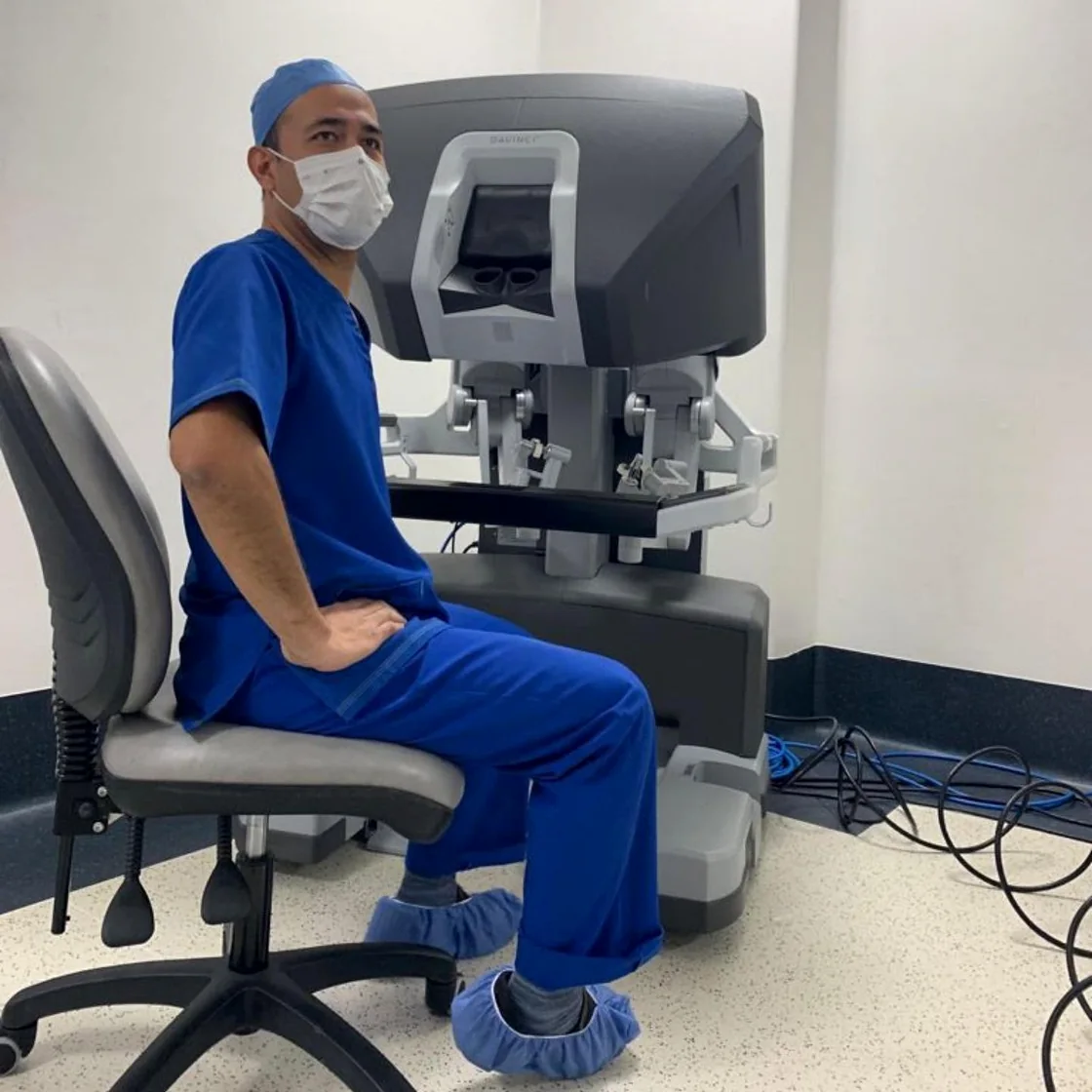 Dr. Eduardo Navarro junto a una consola de cirugía robótica