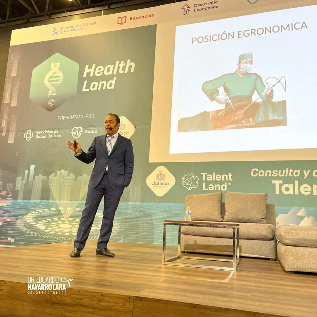 Dr. Eduardo Navarro durante una ponencia sobre cirugía robótica en Jalisco Talent Land