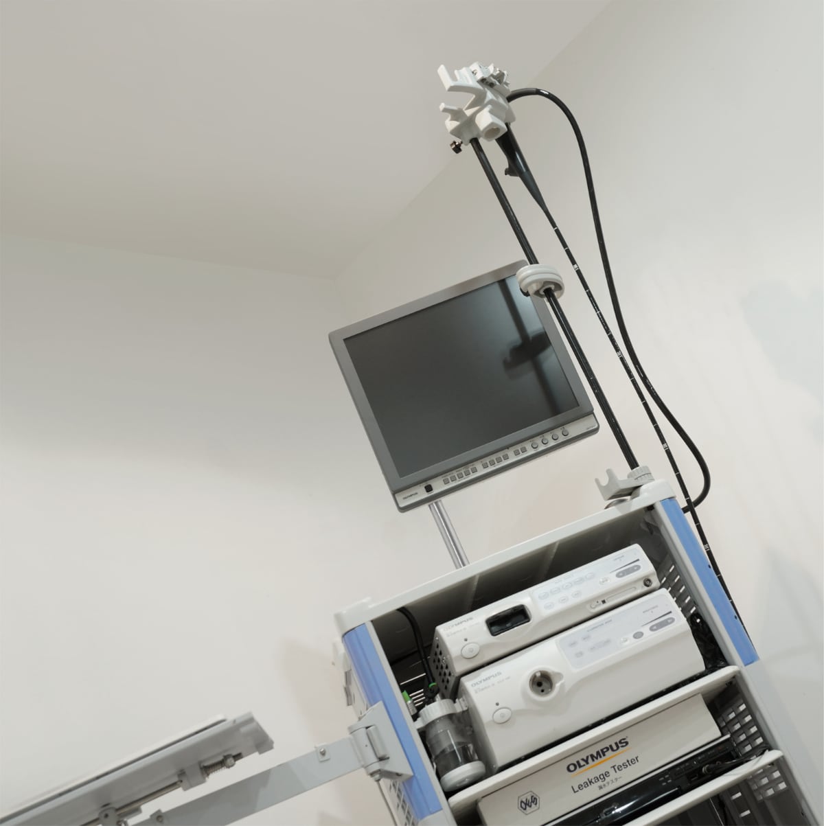 Equipo de endoscopia para observar el colon y el recto